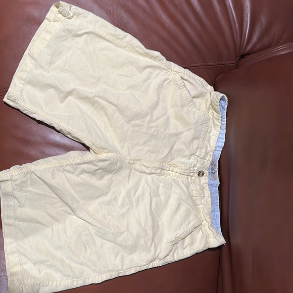 Pale yellow linen like shorts - Picture 1 of 3